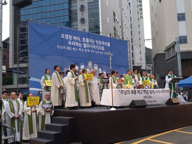 9일 부산 동구 초량동 일본영사관 앞 정발 장군 동상 앞에서 열린 시국기도회에서 신부들이 기도하고 있다. 김광수 기자