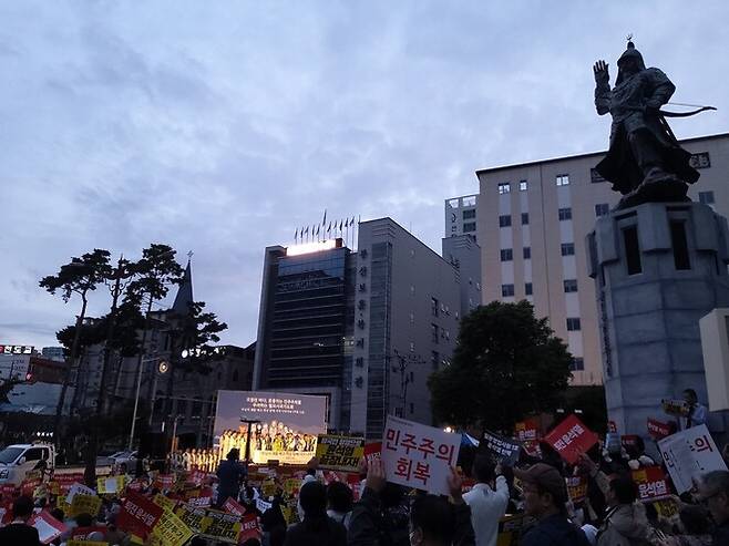 9일 부산 동구 초량동 일본영사관 앞 정발 장군 동상 앞에서 열린 시국기도회에서 참석자들이 노래를 부르며 손팻말을 흔들고 있다. 김광수 기자