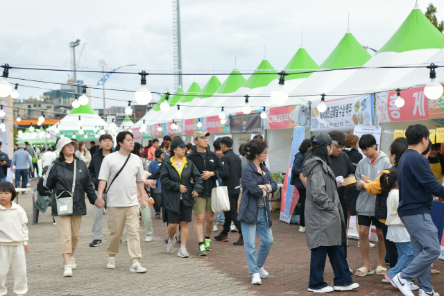 ▲ 제 58회 설악문화제 마지막 날인 8일 축제장이 방문객들로 북적이고 있다,