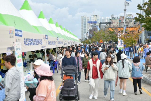 ▲ 제 58회 설악문화제 마지막 날인 8일 축제장이 방문객들로 북적이고 있다,