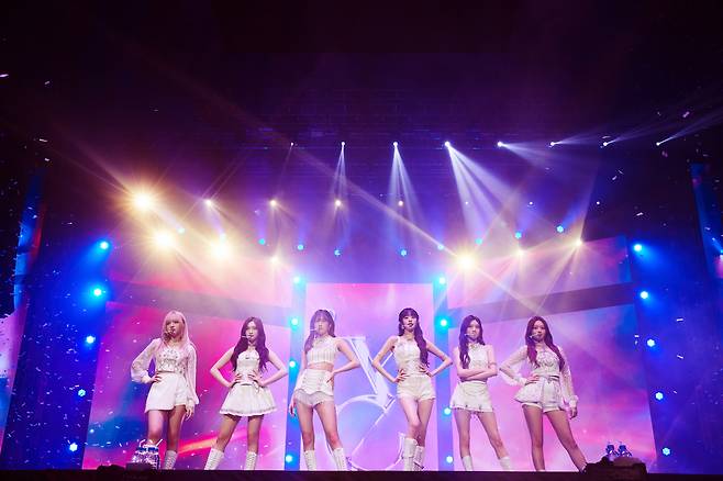 K-pop girl group Ive holds its first concert, "Show What I Have," at Seoul's Jamsil Arena on Saturday. (Starship Entertainment)