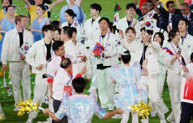 8일 오후 중국 항저우 올림픽 스포츠센터 스타디움에서 열린 2022 항저우 아시안게임 폐회식에서 한국 선수들이 입장해 기념촬영을 하고 있다. 연합뉴스