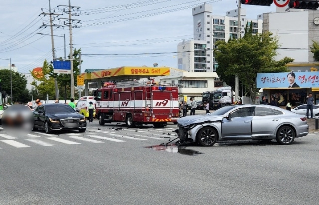 지난 8일 광주 광산구 송정동에서 한 택시가 교차로에서 멈추지 못하고 돌진해 승용차 한 데를 치고 횡단보도를 건너던 행인을 덮쳐 세 명이 숨진 사고 현장. 독자 제공, 연합뉴스