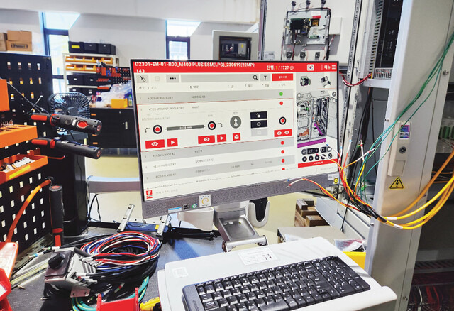 지난 5일 전남 나주 혁신산업단지 데스틴파워 공장에서 디지털 트윈 기술을 활용해 전력변환장치(PCS)를 생산하고 있는 모습. 작업자는 실제 공정과 연동된 3D 모델을 통해 작업 과정을 실시간으로 모니터링할 수 있다.