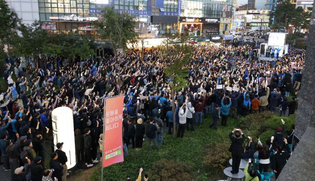 더불어민주당 이재명 대표가 9일 지원 유세에 나선 서울 강서구 발산역 인근 강서구청장 보궐선거 진교훈 후보 유세장에서 지지자들이 연호하고 있다. 공동취재