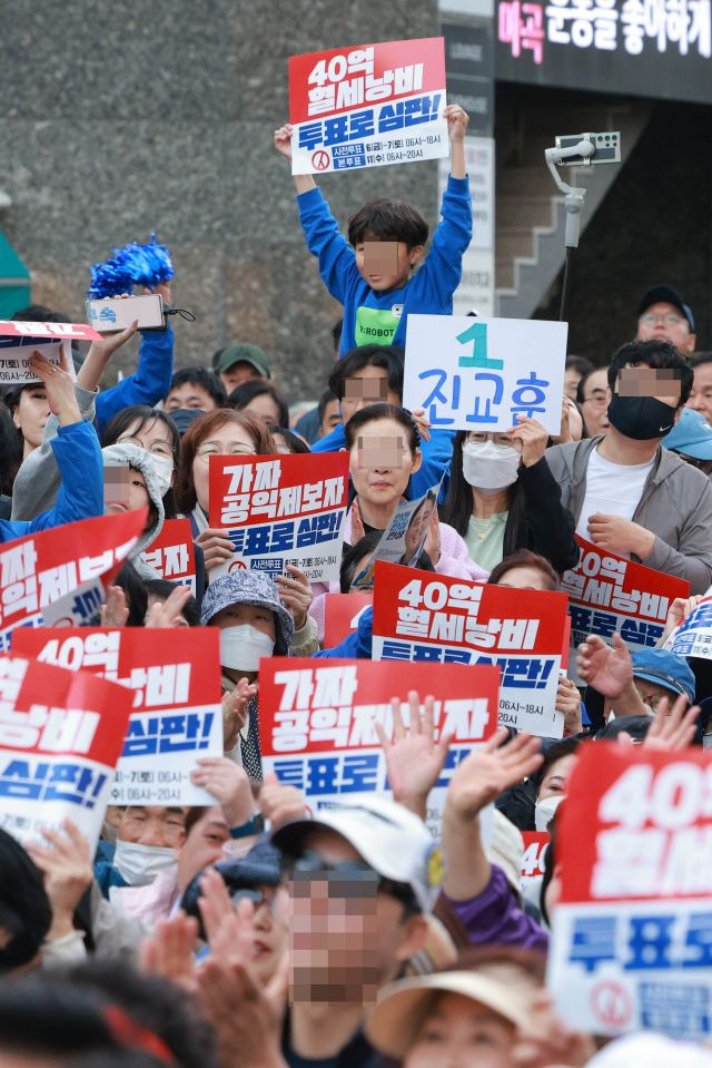 9일 서울 강서구 발산역 인근에서 주민들이 더불어민주당 이재명 대표의 강서구청장 보궐선거 진교훈 후보 지원 유세이 참여해 '정권 심판' 등이 쓰여진 피켓을 들고 있다. 공동취재