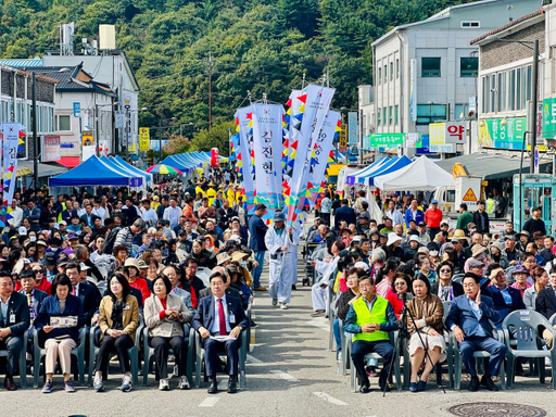 양평군 양동면 양동역 일원에서 열린 ’양평부추축제’에서 전진선 군수가 주민들과 개회식을 지켜보고 있다. 양평군 제공