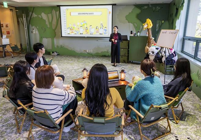 삼성물산 리조트 부문이 운영하는 '비타민 캠프'에서 교육 프로그램을 진행하고 있다. 삼성물산