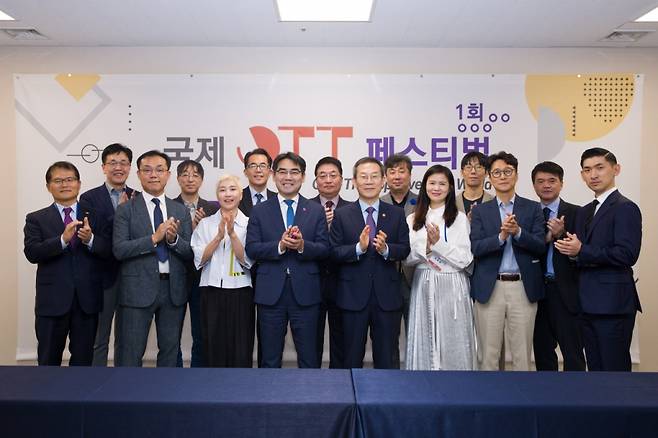 이종호 과학기술정보통신부 장관(앞줄 왼쪽에서 5번재)이 7일 오후 부산광역시 해운대구 더베이101에서 열린 '제1회 국제 OTT 페스티벌 개막식' 에 앞서 참석자들과 기념촬영 하고 있다./사진제공=과기정통