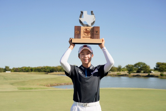 김효주가 9일(한국시간) 미국 텍사스주 더콜로니의 올드 아메리칸 골프클럽에서 끝난 LPGA투어 어센던트 LPGA에서 우승한 뒤 트로피를 들어 올리는 세리머니를 하고 있다. LPGA 제공