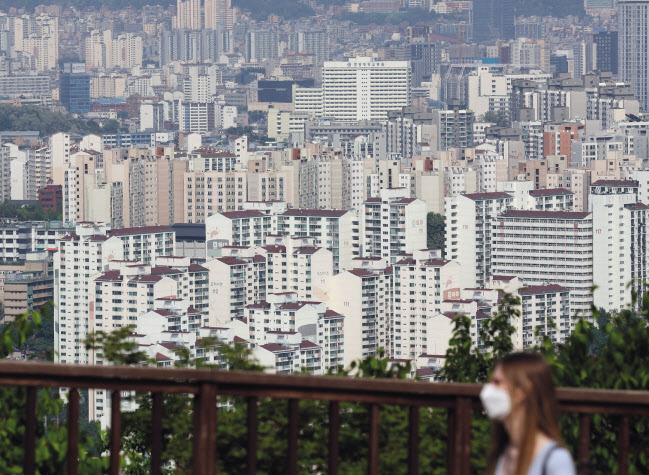 서울 중구 남산에서 바라본 서울시내 아파트 [연합]