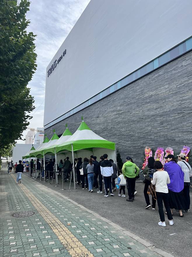 지난 7일 서울 구로구 소재 트리우스 광명 견본주택을 찾은 분양 수요자들이 줄을 늘어선 모습. [대우건설 제공]