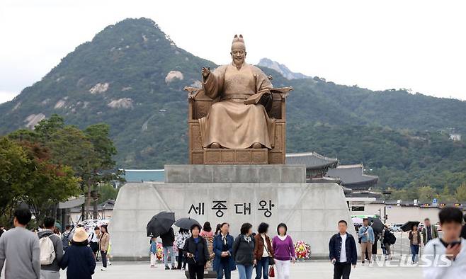 [서울=뉴시스] 김선웅 기자 = 제577돌 한글날을 하루 앞둔 8일 서울 종로구 광화문광장 세종대왕상 앞에서 시민들이 오가고 있다. 2023.10.08. mangusta@newsis.com