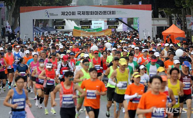 [서울=뉴시스] 김금보 기자 = 9일 오전 서울 강남구 봉은사로 일대에서 열린 '제20회 국제평화마라톤'에서 마라토너들이 출발하고 있다. 이번 행사에는 주한 미8군 사령부, 각국 대사관, 외국인, 동호회원 등 6000여 명이 참가했다. 2023.10.09. kgb@newsis.com