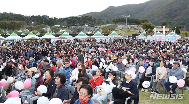 [정읍=뉴시스] 김종효 기자 = 8일 '전북 제1호 지방정원'인 정읍 구절초지방정원에서 '제16회 구절초꽃축제' 개막식이 열렸다. 관광객들이 개막식 축하공연을 관람하고 있다. (사진 = 정읍시 제공) 2023.10.09. photo@newsis.com  *재판매 및 DB 금지