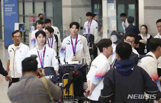 [인천공항=뉴시스] 김근수 기자 = 2022 항저우 아시안게임 대한민국 남자 야구 대표팀 선수들이 8일 인천 중구 인천국제공항 제1여객터미널 입국장을 통해 귀국하고 있다. 2023.10.08. ks@newsis.com