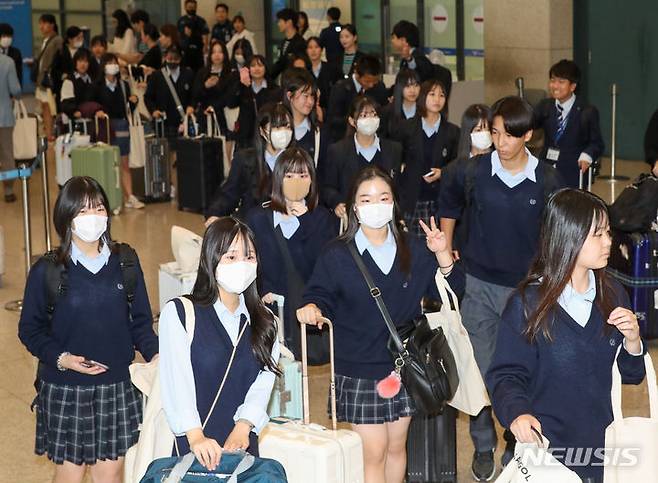 [인천공항=뉴시스] 황준선 기자 = 일본 가가와현 사카이데 제일고등학교 수학여행 학생들이 9일 에어서울의 인천~다카마쓰 노선을 이용해 인천국제공항으로 입국하고 있다. 2023.10.09. hwang@newsis.com