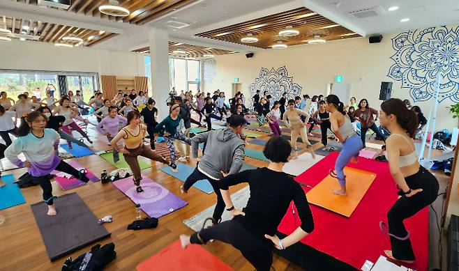 제7회 밀양 국제 요가컨퍼런스 참가자들이 요가수련을 하고 있다. 밀양시 제공