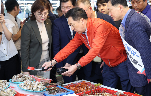 ▲국민의힘 김기현 대표가 지난 9월 22일 대구 북구 매천동 수산물시장을 찾아 수산물 방사능 측정을 하는 모습. ⓒ연합뉴스