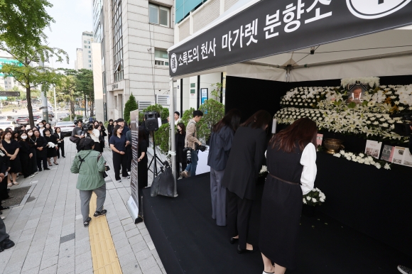 지난 4일 서울 중구 대한간호협회관에 마련된 ‘소록도 천사’ 마가렛 피사렉 간호사의 분향소에 시민들이 헌화하고 있다. 연합뉴스