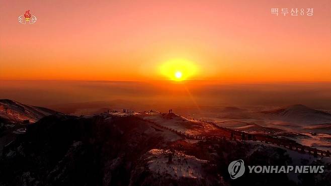 북한 중앙TV, '백두산 8경' 담은 기록영화 방영 (서울=연합뉴스) 북한 조선중앙TV는 5일 올해 조선기록과학영화촬영소에서 제작한 기록영화 '백두산 8경'을 방영했다. 영화는 백두산의 웅장한 절경을 드론을 활용해 생생하게 담아냈다. 영화는 백두산 8경인 백두산의 해돋이, 향도봉의 친필글발, 삼천리조국땅이 바라보이는 장군봉, 백두연봉의 웅장한 자태, 장쾌하고 우아한 천지, 떼지어 노는 천지산천어, 눈속에 핀 만병초, 백두의 칼바람을 차례로 소개했다. 백두산은 1989년 4월에 세계생물권보호구로 유네스코에 등록되었다. [조선중앙TV 화면] 2023.10.5 
    [국내에서만 사용가능. 재배포 금지. For Use Only in the Republic of Korea. No Redistribution] nkphoto@yna.co.kr