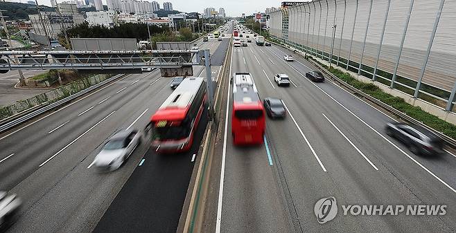 차선이 도색된 고속도로 [연합뉴스 자료사진]