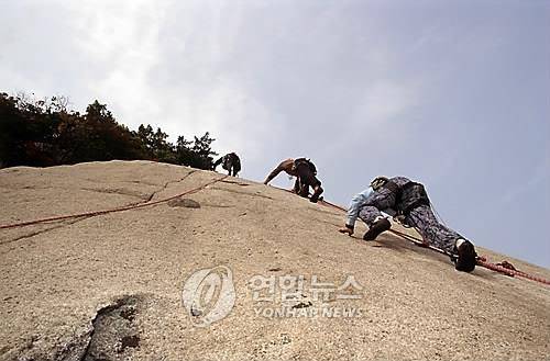 암벽등반 [기사 내용과 관계없음. 연합뉴스 자료사진]