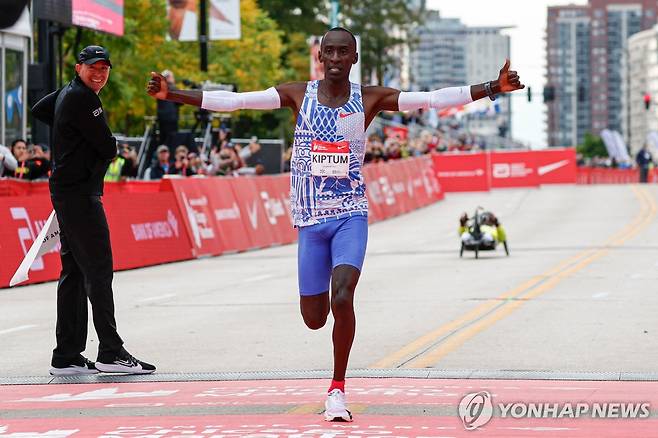 키프텀, 마라톤 세계신기록 (시카고 AFP=연합뉴스) 키프텀이 8일(현지시간) 미국 일리노이주 시카고에서 열린 2023 시카고 마라톤에서 2시간00분35초의 세계 신기록을 세우며 결승선을 통과하고 있다.