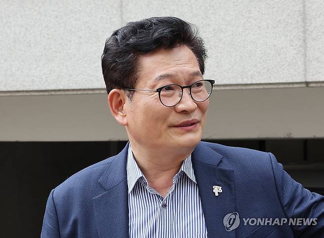 '검찰 압수수색' 자택 나서는 송영길 전 대표 송영길 전 더불어민주당 대표가 9월 27일 오후 서울 용산구 자택에서 나오고 있다. 검찰은 이날 송 전 대표의 '외곽조직 불법 후원금 의혹'을 수사하기 위해 자택을 압수수색했다. [연합뉴스 자료사진]