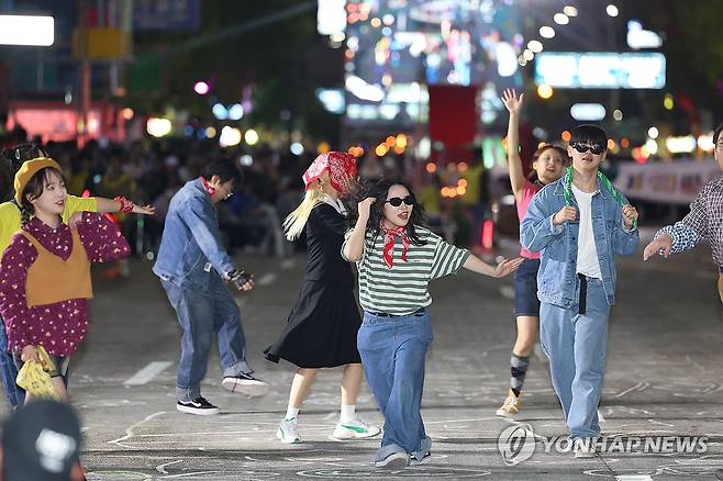 추억의 충장축제 퍼레이드 (광주=연합뉴스) 천정인 기자 = 8일 오후 광주 동구 금남로에서 제20회 광주 충장축제 퍼레이드가 펼쳐지고 있다. 2023.10.8 iny@yna.co.kr