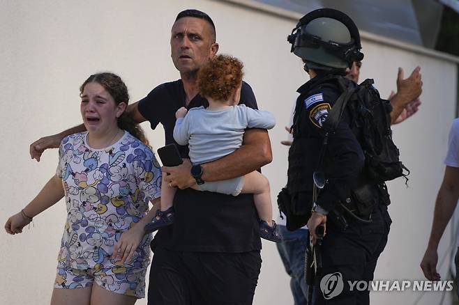 하마스의 로켓 공격에 대피하는 이스라엘 주민들 [AP 연합뉴스자료사진. 재판매 및 DB 금지]