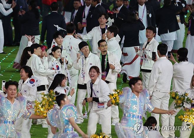 아시안게임 폐회식 즐기는 한국 선수단 (항저우=연합뉴스) 류영석 기자 = 8일 오후 중국 항저우 올림픽 스포츠센터 스타디움에서 열린 2022 항저우 아시안게임 폐회식에서 한국 선수단이 입장해 공연을 즐기고 있다. 2023.10.8 ondol@yna.co.kr