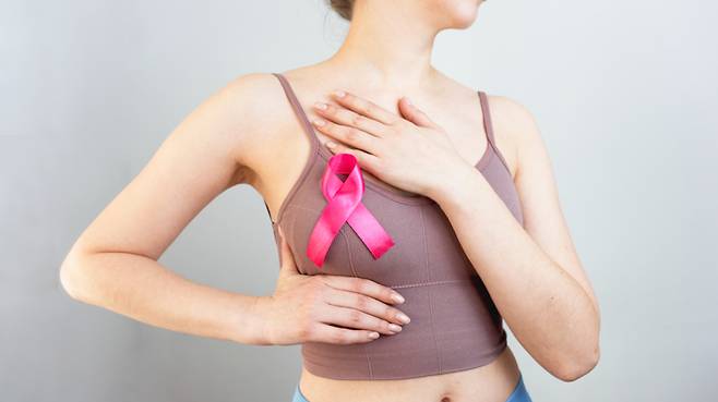 한국유방암학회는 30세 이후 매달 거울을 보며 유방 자가 진단을 할 것을 권했다. [사진=게티이미지뱅크]