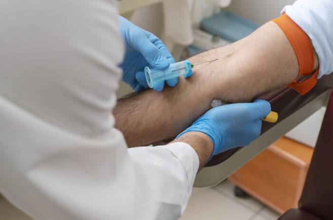 피를 뽑아야 하는 혈액 검사를 받을 때 팔꿈치 안쪽 표면의 정맥에서 혈액을 채취한다. 링겔을 맞을 때도 팔 안쪽에 정맥 주사를 놓는 경우가 많다.이 과정에서 정맥을 찾기 어려워 주사 바늘을 몇 번이나 찌르는 일도 발생한다. 주사를 놓는 의료인의 실력을 '탓'할 수도 있겠지만 혈관이 잘 안보이는 경우는 실제로 여러 요인에 의해 발생한다. [사진=게티이미지뱅크]