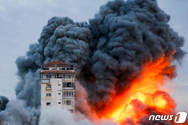 7일(현지시간) 반격에 나선 이스라엘 군이 가자 지구의 높은 빌딩을 공격하고 있다. ⓒ 로이터=뉴스1 ⓒ News1 박형기 기자