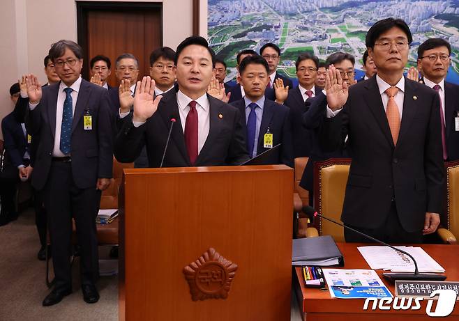 원희룡 국토교통부 장관이 10일 서울 여의도 국회에서 열린 국토교통위원회 국정감사에서 선서를 하고 있다. 2023.10.10/뉴스1 ⓒ News1 송원영 기자