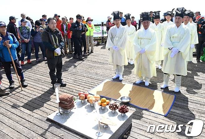 10일 경북 김천시 부항면 삼도봉 정상서 열린 제35회 삼도봉 만남의 날 행사서 김천·충북 영동·전북 무주 등 3개 자치단체장들이 합동으로 기원제를 올리고 있다. (김천시 제공) 2023.10.10/뉴스1