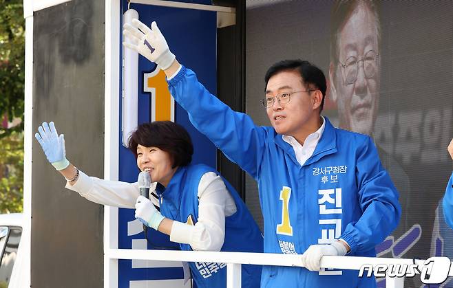 진교훈 더불어민주당 강서구청장 보궐선거 후보(오른쪽)와 한정애 의원이 10일 오후 서울 강서구 가양동 한 아파트 앞에서 유세 차량에 올라 유권자들에게 지지 호소를 하고 있다. 2023.10.10/뉴스1 ⓒ News1 김성진 기자