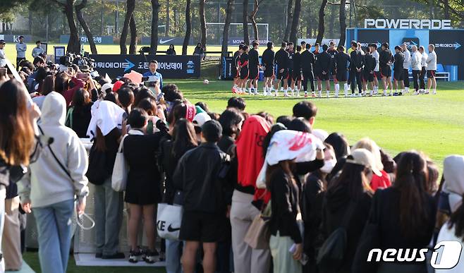 대한민국 축구대표팀이 10일 오후 경기도 파주 국가대표트레이닝센터(NFC)에서 평가전 대비 오픈트레이닝을 하고 있다. 위르겐 클린스만 감독이 이끄는 대표팀은 오는 13일 튀니지와 17일 베트남을 상대로 평가전을 치른다. 2023.10.10/뉴스1 ⓒ News1 김민지 기자