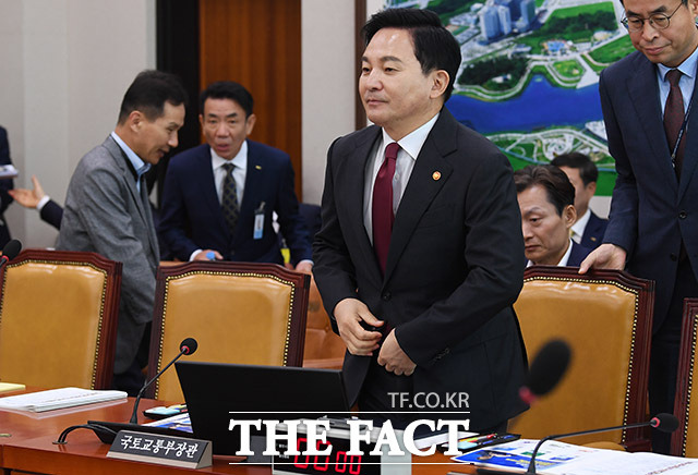 원희룡 국토교통부 장관이 10일 오전 서울 여의도 국회에서 열린 국토교통위원회 국정감사에 참석하고 있다. /남용희 기자