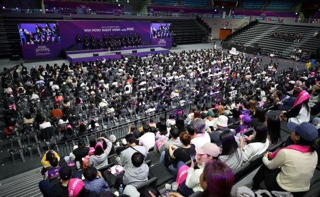 흥국생명 출정식을 함께 하기 위해 9일 인천 삼산체육관 찾은 팬들. ⓒ 흥국생명