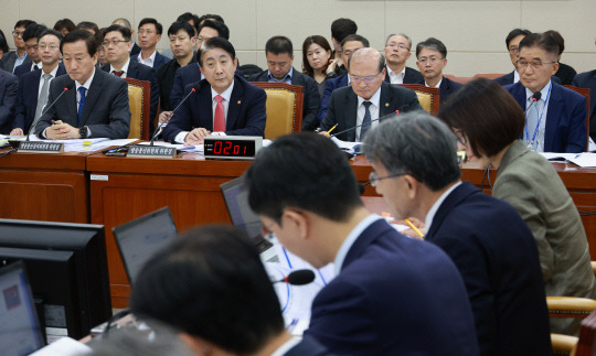 이동관 방송통신위원회 위원장이 10일 국회에서 열린 과학기술정보방송통신위원회 국정감사에 참석해 의원 질의를 듣고 있다. 연합뉴스