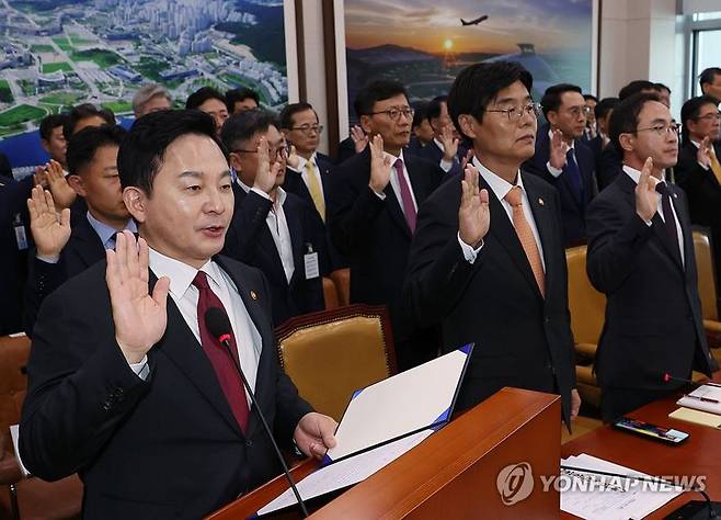 10일 국회에서 열린 국토교통위원회 국정감사에서 원희룡 국토교통부 장관이 선서를 하고 있다. 사진=연합뉴스