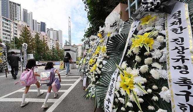 5일 오전 서울 서초구 서이초에서 학생들이 등교하고 있다. 극단전 선택으로 사망한 서이초 교사 A씨의 49재는 지난 4일 이곳에서 엄수됐다. 2023.9.5/뉴스1 ⓒ News1 장수영 기자 /사진=뉴스1