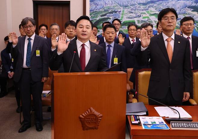 원희룡 국토교통부 장관이 10일 서울 여의도 국회에서 열린 국토교통위원회 국정감사에서 선서를 하고 있다. /사진=뉴스1