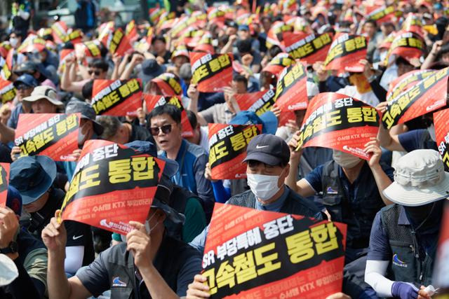 공공운수노조 산하 전국철도노동조합이 지난달 총력결의대회를 연 가운데 조합원들이 수서행 고속열차(KTX) 즉각 운행, 철도 쪼개기 민영화 중단, 원희룡 국토교통부 장관과의 면담 등을 요구하며 구호를 외치고 있다. 윤서영 인턴기자