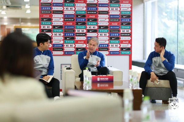 위르겐 클린스만 축구 대표팀 감독이 9일 파주 축구대표팀 트레이닝센터(NFC)에서 열린 10월 A대표팀 소집 미디어 간담회에서 취재진 질문에 답하고 있다. 사진=대한축구협회