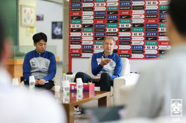 위르겐 클린스만 축구 대표팀 감독이 9일 파주 축구대표팀 트레이닝센터(NFC)에서 열린 10월 A대표팀 소집 미디어 간담회에서 취재진 질문에 답하고 있다. 사진=대한축구협회