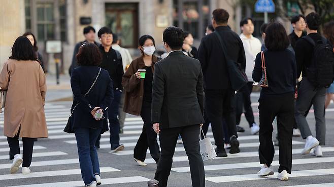 쌀쌀한 날씨에 발걸음 재촉 [사진 제공 : 연합뉴스]