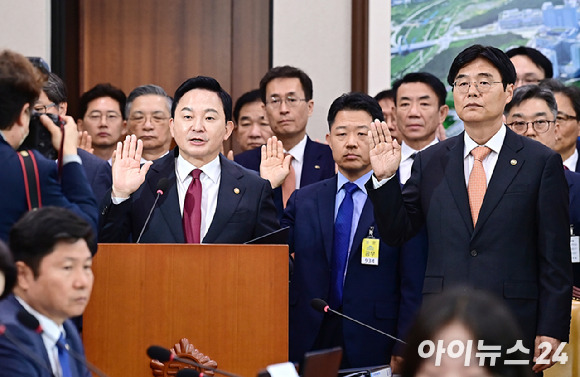 원희룡 국토교통부 장관이 10일 오전 서울 여의도 국회에서 열린 국토교통위원회 국정감사에서 선서하고 있다. [사진=곽영래 기자]